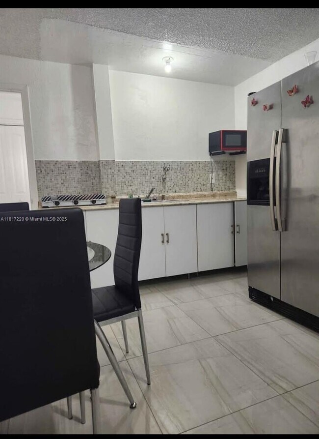Foto del edificio - 1868 NW 112th St