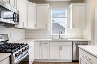 Building Photo - 994 Cascade Cir