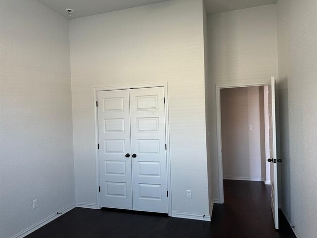 Building Photo - 921 Del Raphael Dr