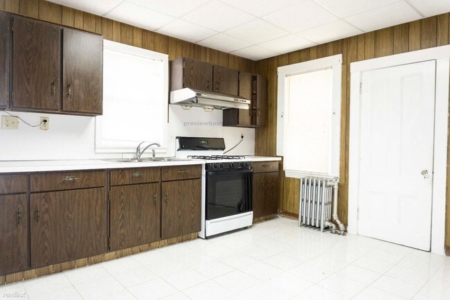 Building Photo - 13 Greylock Rd