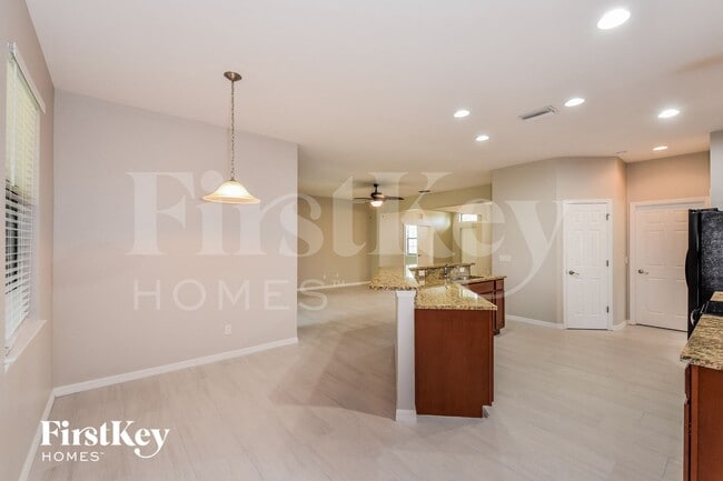 Building Photo - 2717 SW 18th Ave