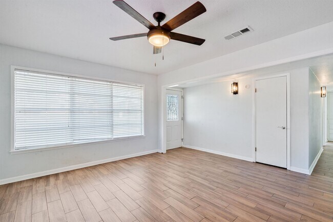 Building Photo - 1301 E 2nd St