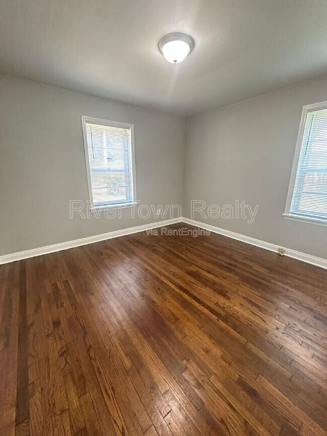 Building Photo - 1070 E Walthal Cir