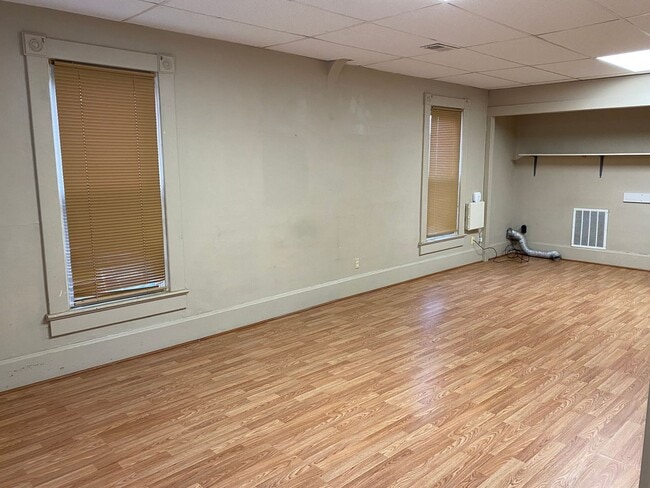 Building Photo - One bedroom main level unit