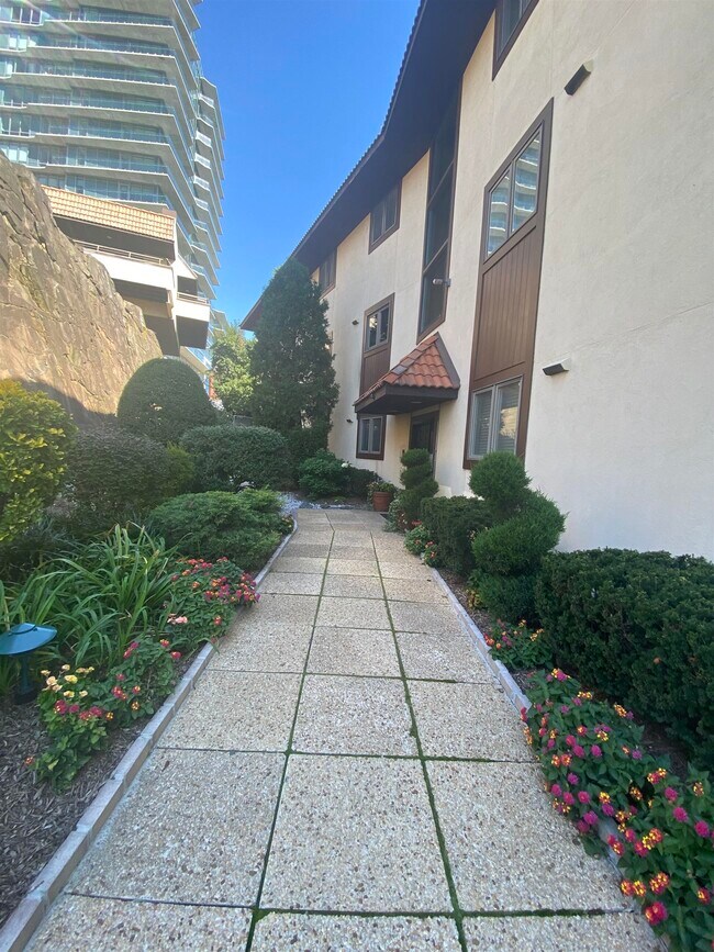 300 Rd Unit 72, Cliffside Park, NJ 07010 Condo for Rent in Cliffside Park, NJ