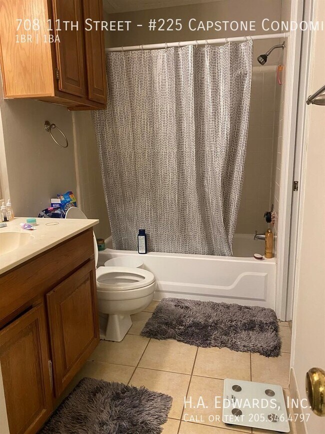 Building Photo - 708 11th St