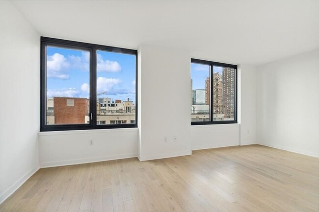Building Photo - 151 Bay St