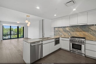 Building Photo - 320 Adolphus Ave