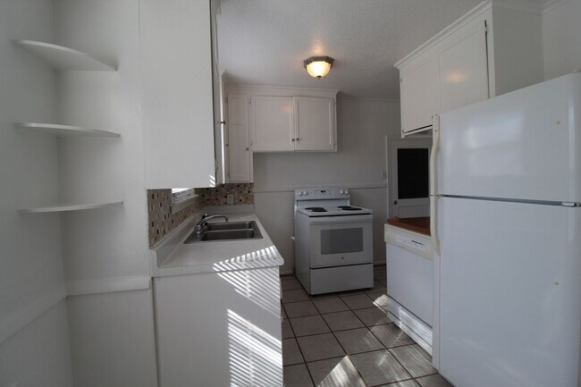 Building Photo - 2 Bedroom 1 Bath Home in Roeland Park