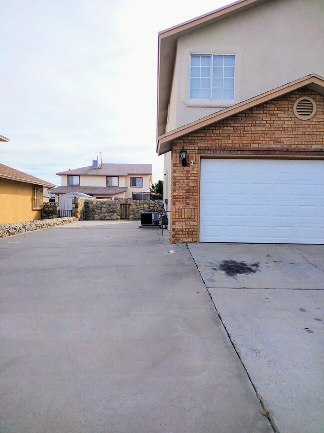 Building Photo - 4480 Loma Diamante Dr