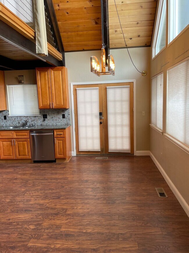 Foto del edificio - 3 Bed, 2 Bath with Garage - Beautiful Montgomery Estates Chalet off Pioneer Trail