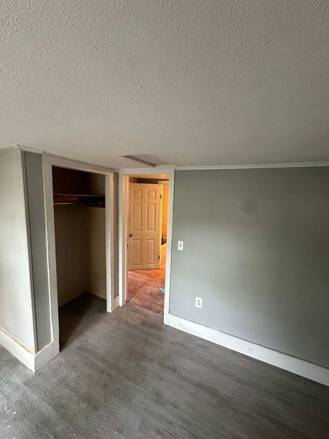 Building Photo - Newly Renovated 1 Bed, 1 Bath Unit in Farm...
