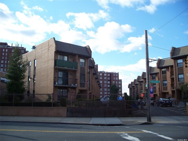 Building Photo - 75-32 Parsons Blvd