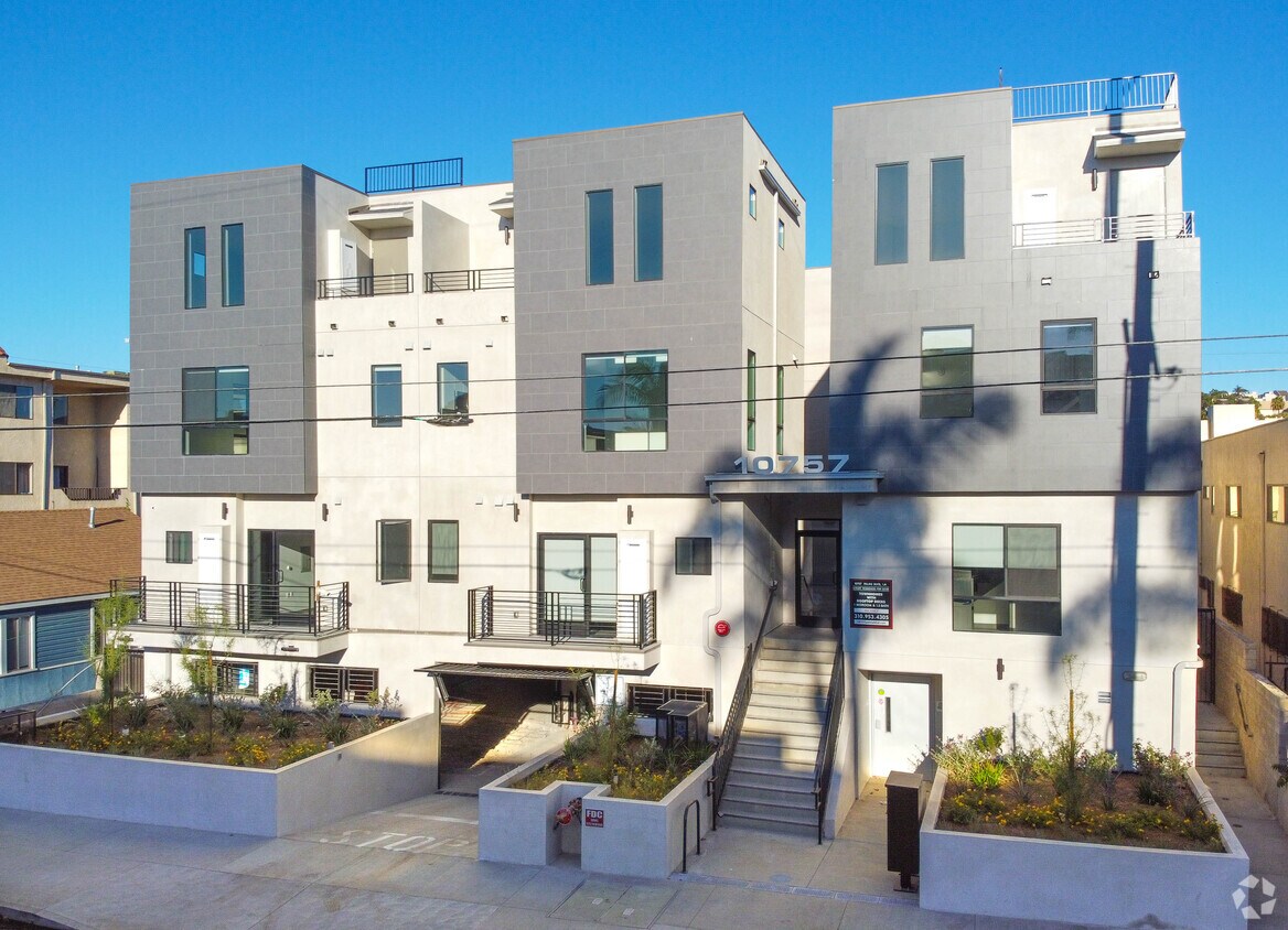 Primary Photo - ST Townhomes at Palms