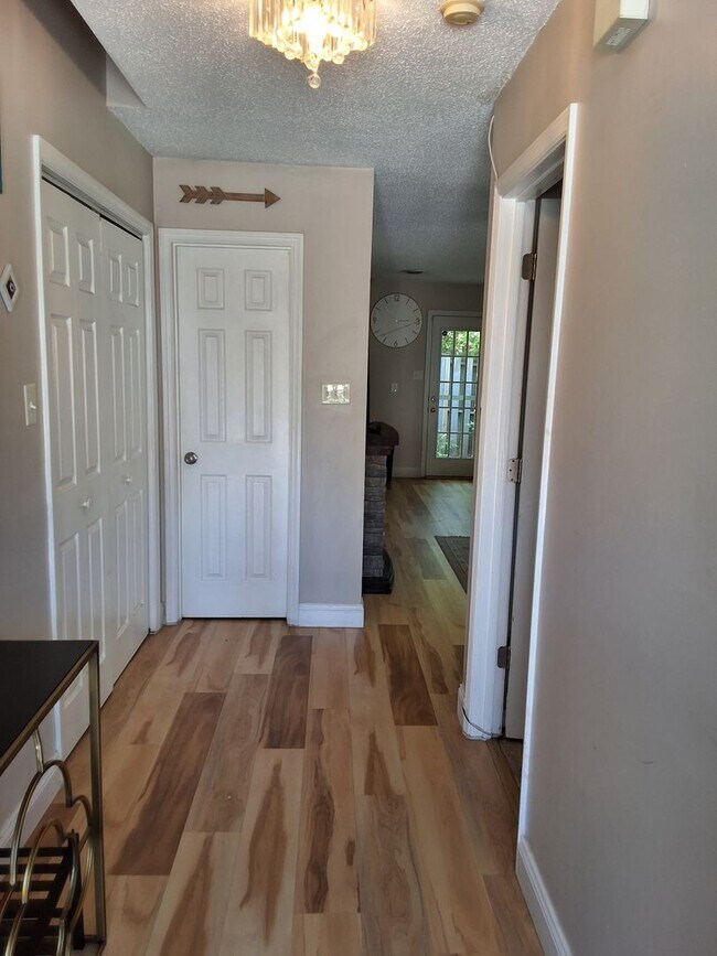 Foto del edificio - Knoxville 37912 - Short Term Lease with Utilities Included up to $200 per month -  2 bedroom, 2 b...