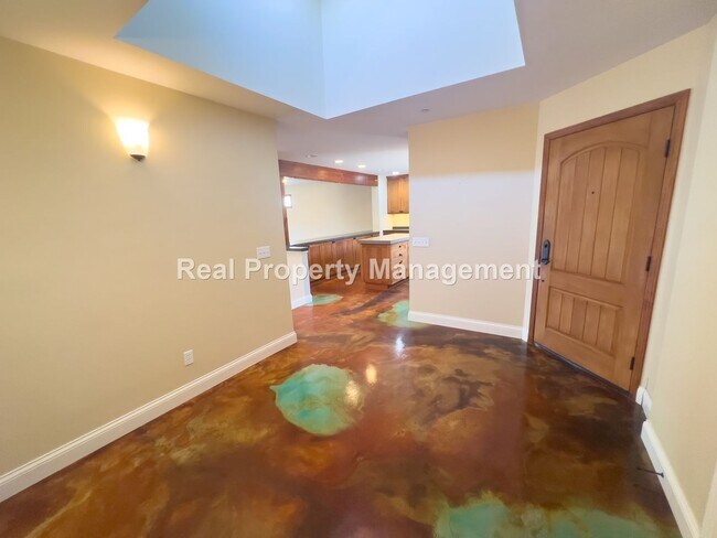 Foto del edificio - AVAILABLE NOW -  Spacious 3 Bedroom / 3 Ba...
