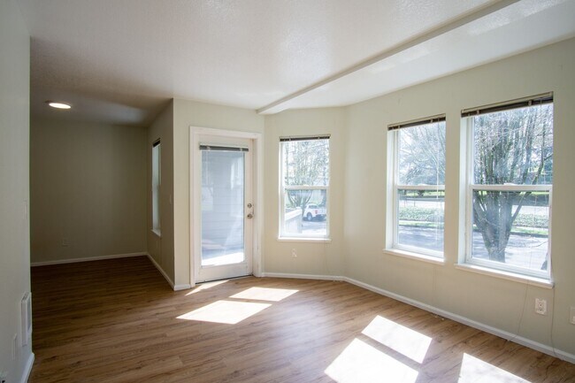 Foto del edificio - Beautiful & Spacious 2 Bed 2 Bath by Lair Hill Park!