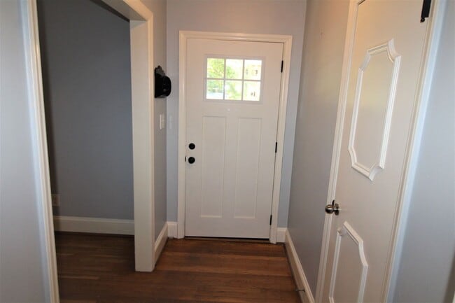 Building Photo - 2 bedroom Ranch with Fenced in Back Yard!!