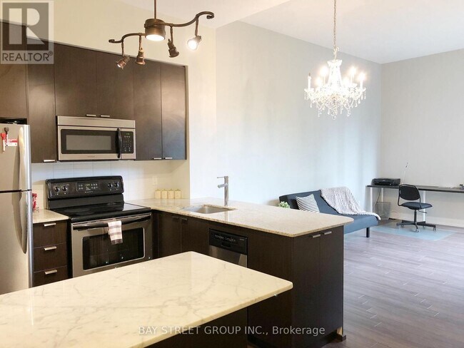 Photo du bâtiment - 23 Sheppard Ave E
