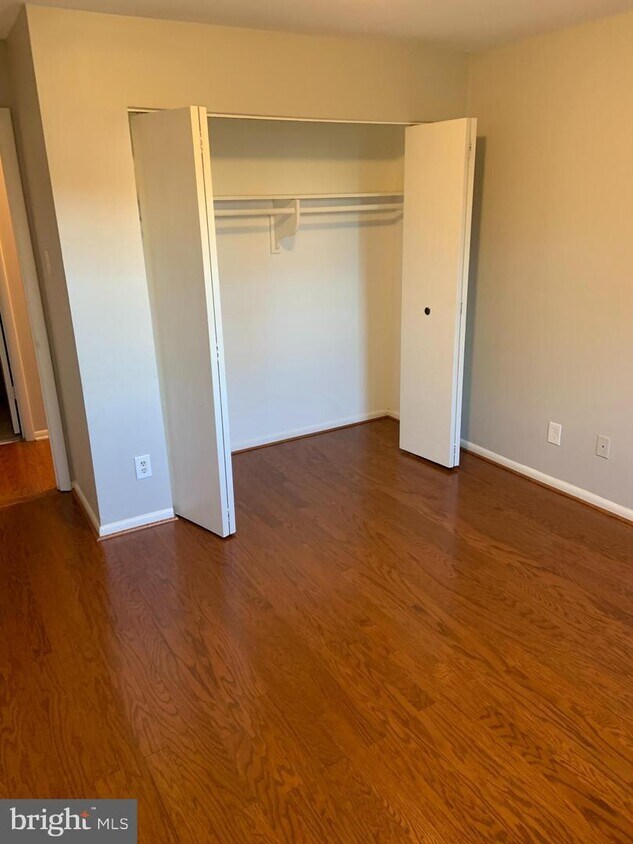 Foto principal - 7091 Spring Garden Dr