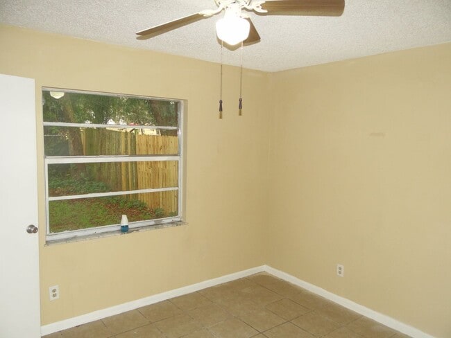Building Photo - 2/1 rental on a quiet property - MOVE in r...