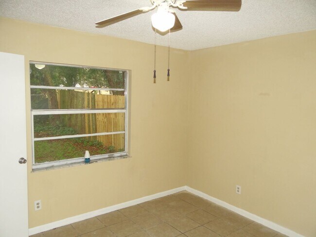 Foto del edificio - 2/1 rental on a quiet street - 50% off 1st...