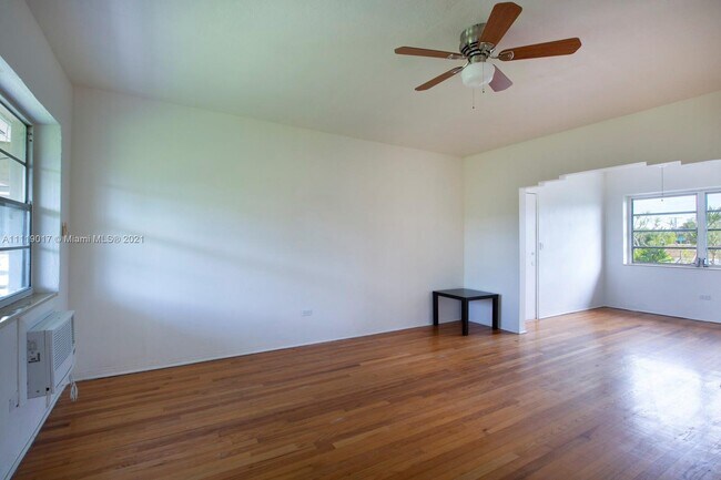 Building Photo - 2140 Biarritz Dr