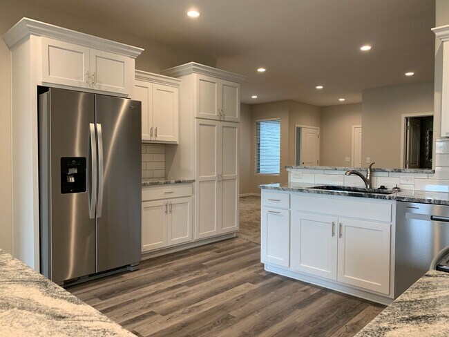 Foto del edificio - Zero entry ranch townhome with 2 stall garage. Spacious 2 bedrooms with walk in closets, 2.5 bath...