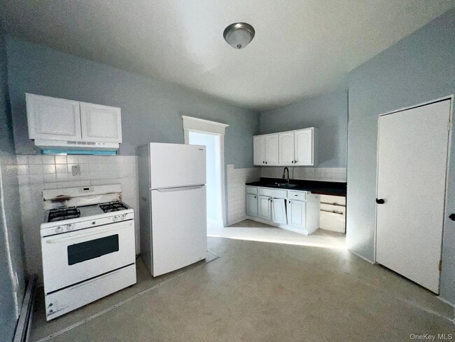 Building Photo - 12 Riverview Pl