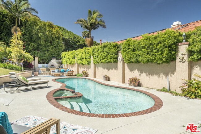 Foto del edificio - 7036 Grasswood Ave