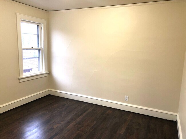 Building Photo - COMING SOON!! SPACIOUS 1 Bedroom Upper Uni...