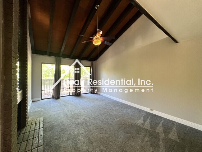 Building Photo - Wonderful Updated Woodside 2bd/1ba Condomi...