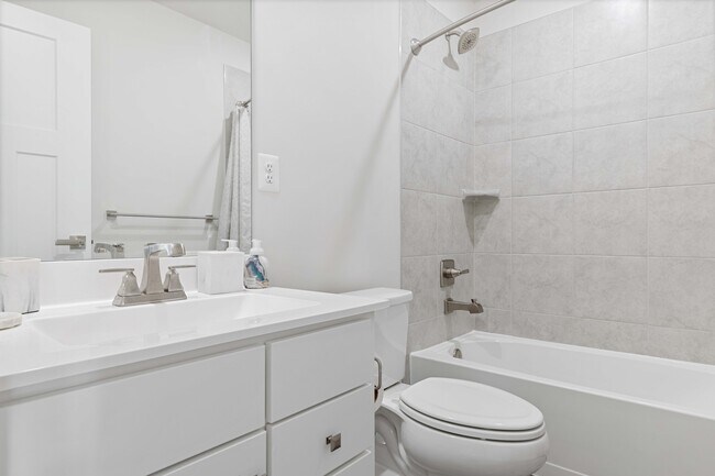 Building Photo - 9437 Oak Grv Ln