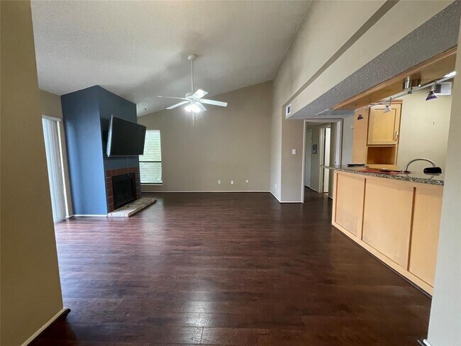 Building Photo - 7118 N Holiday Dr