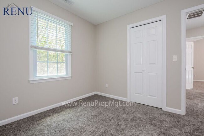 Foto del edificio - Available Now!