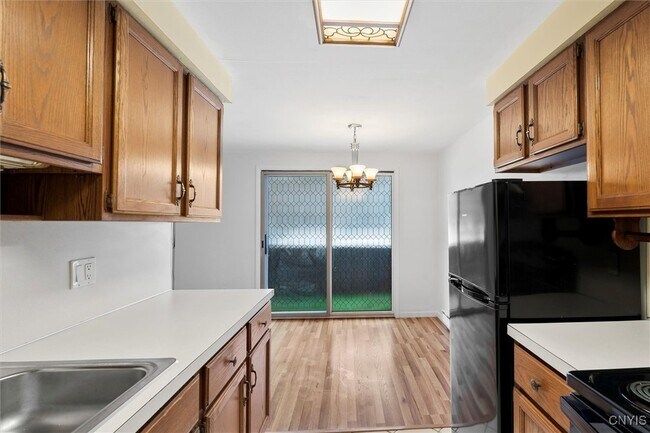 Foto del edificio - 325 Village Blvd N