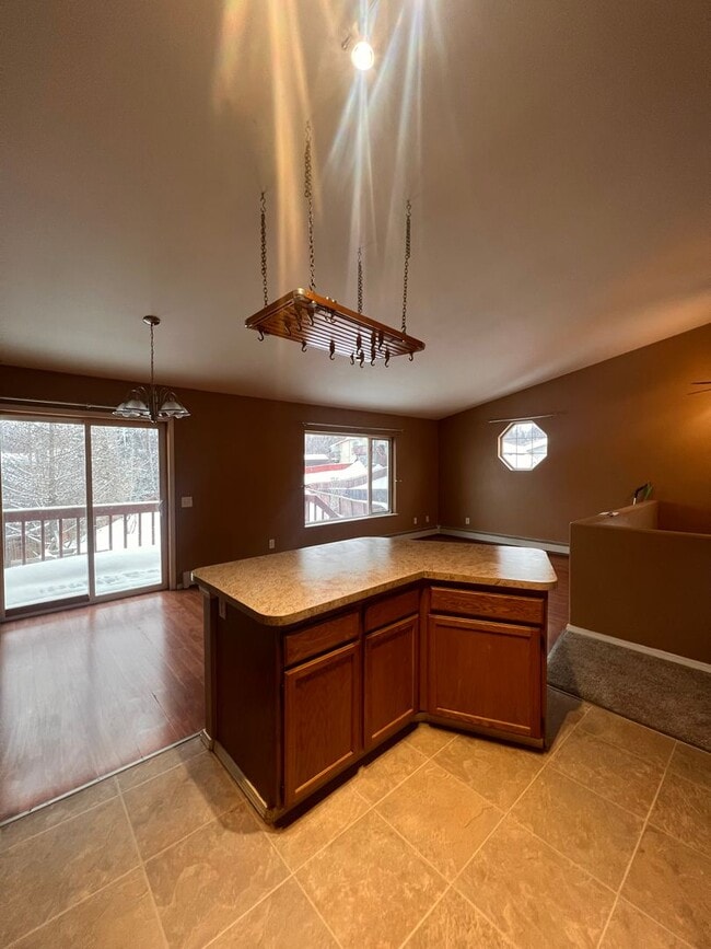 Building Photo - Beautiful 3 bedroom/2bath with spacious deck and backyard