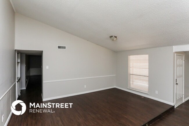 Building Photo - 710 Bluebonnet Dr