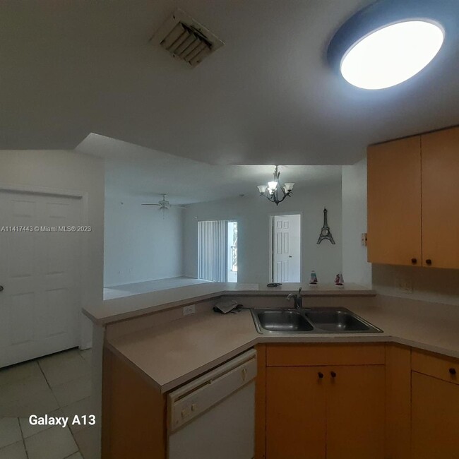 Building Photo - 5016 Lantana Rd