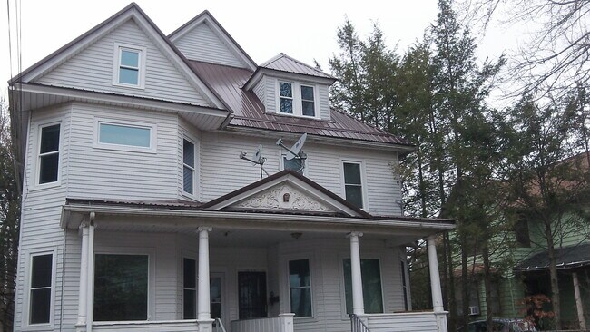 Building Photo - 1633 Capouse Ave