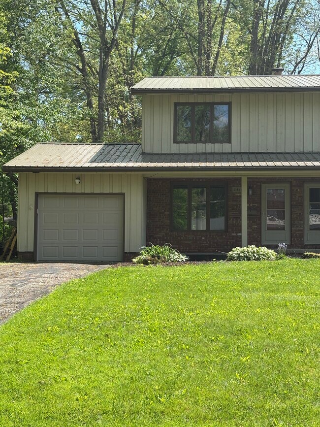 Foto del edificio - 2410 Hillcrest Dr