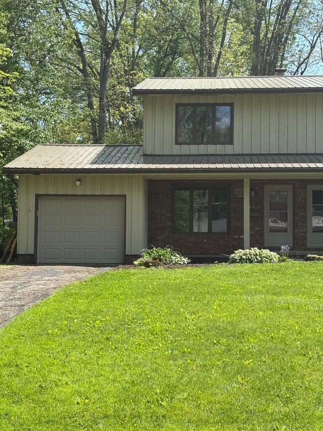 Building Photo - 2410 Hillcrest Dr