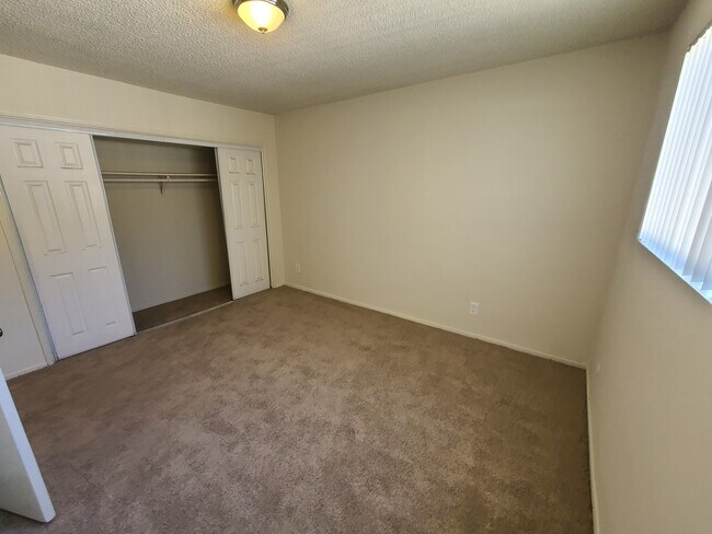 Building Photo - 4919 Rosewood Ave