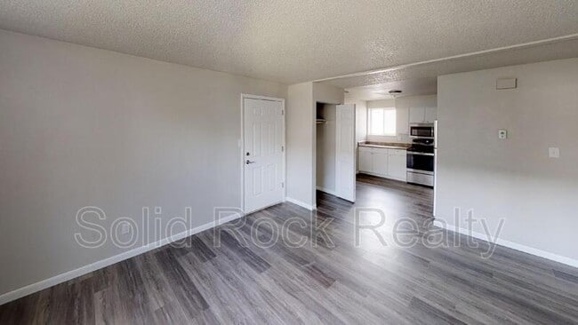 Building Photo - 2925 Straus Ln