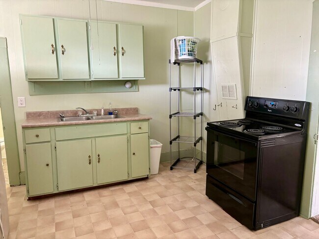 Building Photo - Check Out This 2-Bed/1.5-Bath House in Blu...