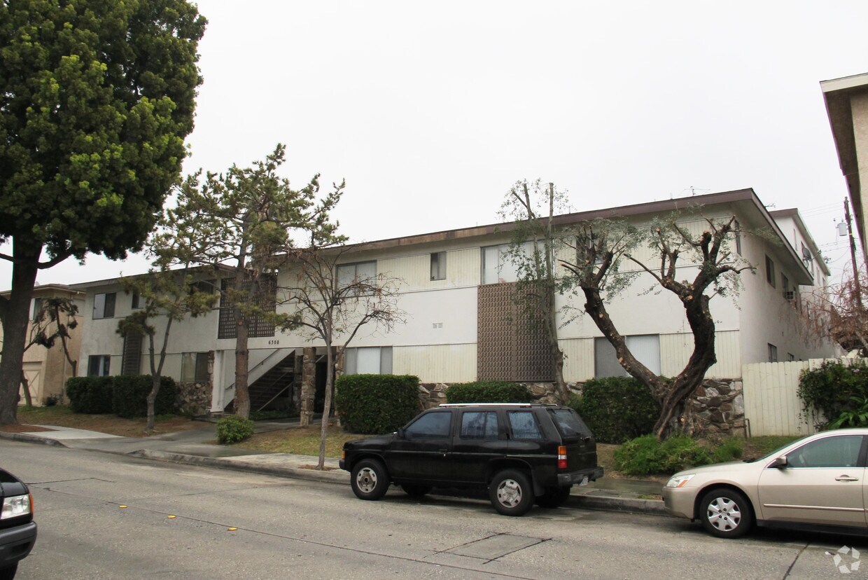 Foto del edificio - 6308 Comstock Ave