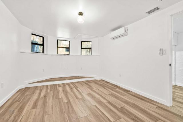 Building Photo - 1 bedroom in Queens NY 11385