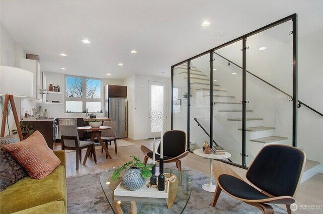 Building Photo - $500 off 1 mo rent w move in by 10/1.  Wel...