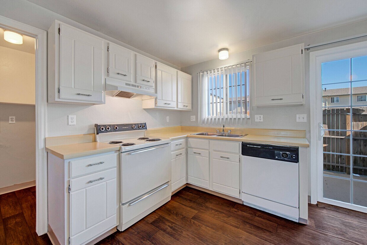 Yorkshire Square Kitchen Appliances & Counters - Yorkshire