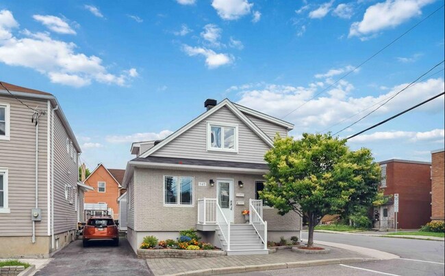 Building Photo - 347 Shakespeare St